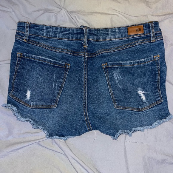 Blue denim shorts with rips <3 - Picture 2 of 6